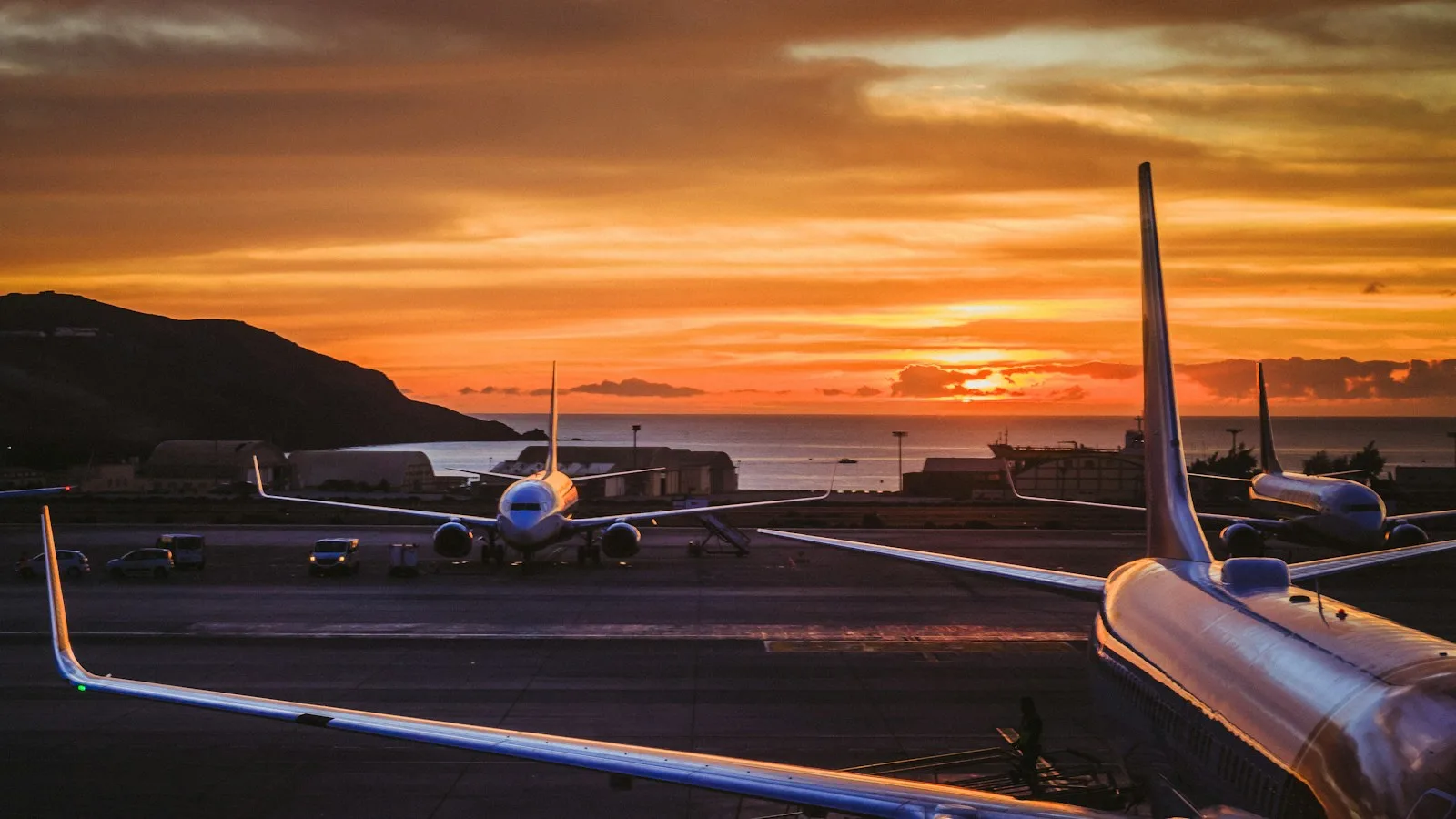 Piste de l'aéroport de Tenerife Sud au lever du soleil avec avion au décollage