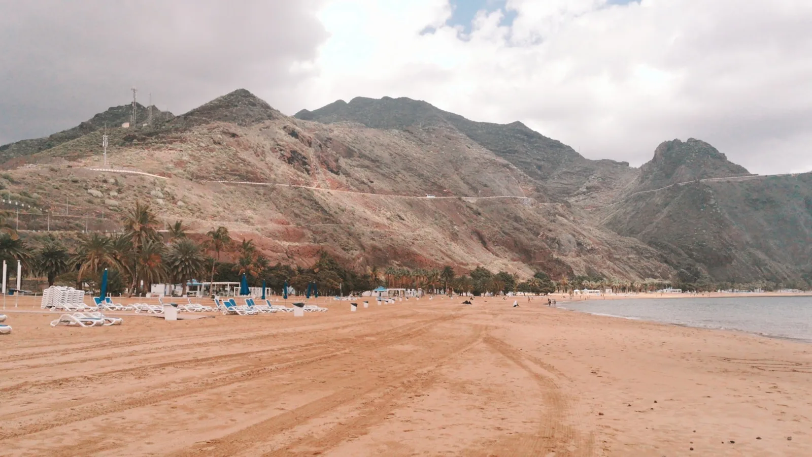 ️ La Plage de Las Teresitas : une parenthèse saharienne